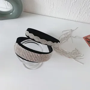 Detail eines luxuriösen Samt-Stirnbands mit schweren Straß-Fransen und Flechtmuster