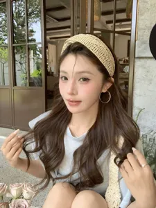 Mannequin asiatique portant un bandeau élégant en paille tressée dans un café ensoleillé