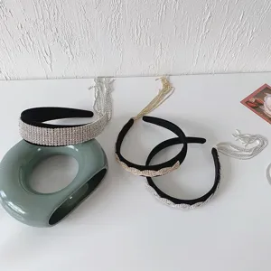 Funkelnde Strass-Stirnbänder mit Metallquasten in modischem Retro-Flecht-Design.
