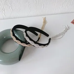 Nahaufnahme von Strass-Quasten-Stirnbändern mit geflochtenem Muster und Samt-Basis.
