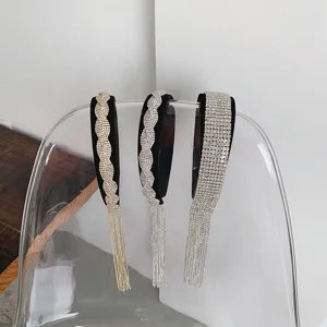Nahaufnahme von Strass-Haarreifen mit Quasten, die aufwendige geflochtene Designs zeigen.