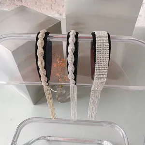 Detail von Vintage-Strass-Stirnbändern mit langen Quasten und geflochtener Textur.