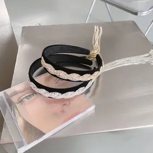 Detailansicht von Vintage Samt Stirnbändern mit luxuriösem Strassgeflecht und langen Fransen