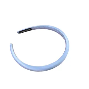 Elegante diadema fina de satén azul claro de estilo francés con diseño minimalista