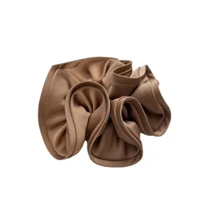 Chouchou élégant en satin marron à volants de style français sur fond blanc pour femme