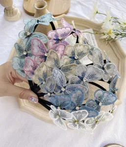 Vista detallada de diademas de mariposas bordadas a mano con diamantes de imitación