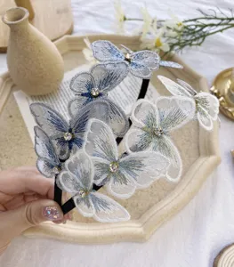 Primer plano de diadema de mariposa bordada con detalles de strass brillantes