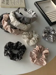 Colección de diademas y coleteros de satén con pedrería en elegantes colores neutros.