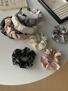 Colección de diademas y coleteros de raso plisado con incrustaciones de pedrería.