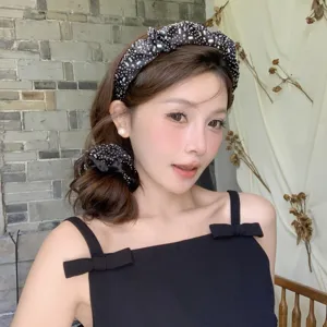 Elegante conjunto de diadema y coletero de satén negro con brillantes de imitación