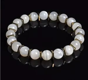 Weisses Perlen Edelstein Armband mit goldfarbenen Metallabstandhaltern elegante Yoga Schmuck