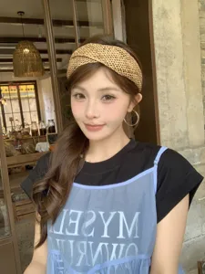 Gros plan d'un mannequin portant un bandeau en paille tressée à la main, style été