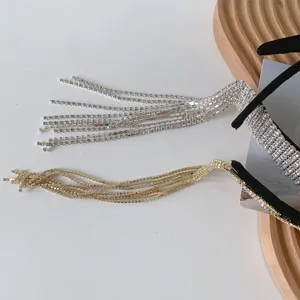 Detailansicht der eleganten Stirnbänder mit Quasten und Strasssteinen in Gold und Silber