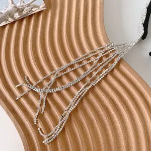 Detailansicht der funkelnden Strass-Quasten an einem Vintage-Metall-Stirnband.