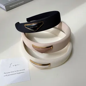 Set mit drei gepolsterten Haarbändern in Schwarz, Beige und Creme mit Logos