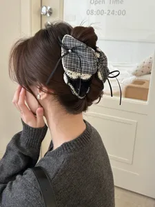 Nahaufnahme einer modischen koreanischen Haarspange mit einer karierten Schleife.
