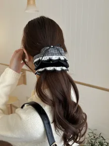 Detailansicht einer Haarklammer mit Schleife im koreanischen Stil, Spitze und Karomuster