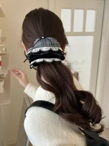 Detailansicht einer eleganten Haarspange im koreanischen Stil mit Schleife und Spitze