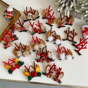 Assortimento di fermagli natalizi a corna di renna con dettagli in morbido peluche