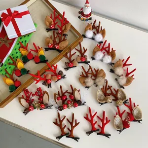 Collezione di fermagli per capelli festivi con corna di renna di Natale e ornamenti.