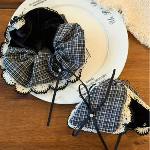 Elegantes koreanisches Haargummi und Haarklammer Set aus schwarzem Samt und Karo Stoff