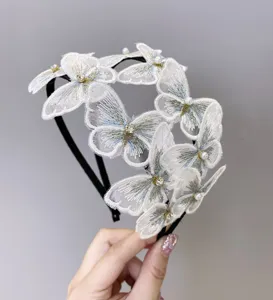 Primer plano de una elegante diadema de mariposas bordadas con perlas y diamantes.