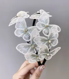 Primer plano de diadema de mariposa bordada con perlas y pedrería