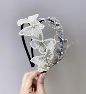 Detalle de cerca de la diadema de mariposa de encaje bordado con elegantes perlas
