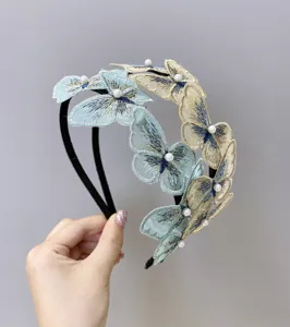 Diadema de mariposa elegante con perlas y bordados azules delicados