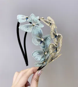 Vista detallada de diademas de mariposas bordadas con brillantes pedrería de lujo