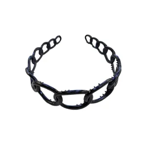 Stylish black plastic chain-link headband with anti-slip teeth for secure hair styling.