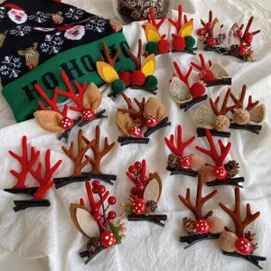 Fermagli natalizi a corna di renna con bacche rosse e pigne decorative.