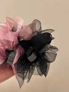 Detailopname van elegante mesh strik haarelastiekjes met sprankelende strass-bandjes voor haar
