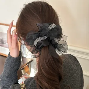 Elegante zwarte mesh strik scrunchie met sprankelende strass steentjes voor haar