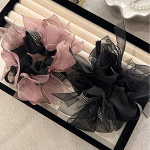 Elegante roze en zwarte mesh haarelastiekjes met sprankelende strikdetails van strass
