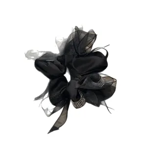 Elegante zwarte oversized scrunchie met gelaagde mesh strik en glimmende stras details