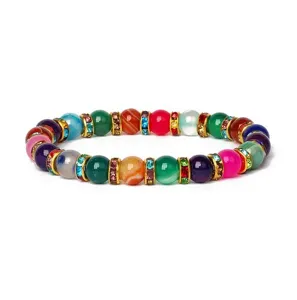 Detailaufnahme von 8mm bunten Achat Perlen Armband mit funkelnden Strasssteinen.