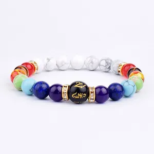Bracelet de perles en pierres multicolores avec perle mantra et anneaux intercalaires.