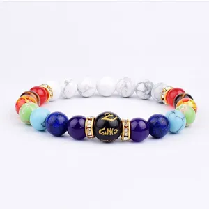 Gros plan détaillé du bracelet chakra coloré de 8mm avec des intercalaires en strass brillants.