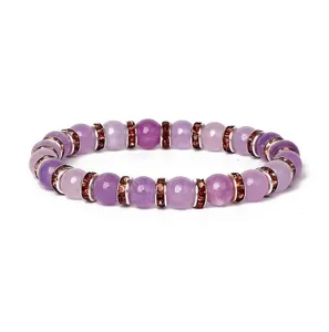 Nahaufnahme Detail des violetten Perlenarmbands mit glitzernden Strass-Abstandshaltern.