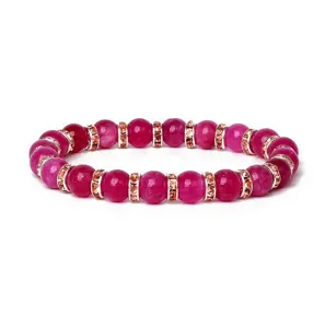 Nahaufnahme des 8mm rosa Strass-Chalsedon Achat Yoga Perlen Armbands für Damen.
