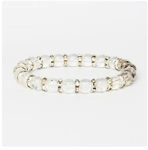 Klares Kristallperlenarmband mit Strass-Abstandshaltern im Detail, elegante glänzende Optik für Damen.