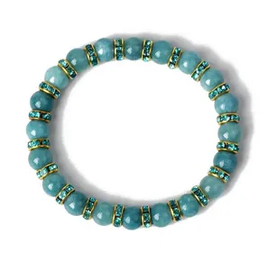 Detailansicht des blauen Chalcedon Perlenarmbands mit funkelnden Strass-Abstandshaltern.