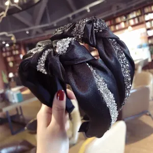 Elegante diadema ancha anudada negra con rayas de pedrería brillantes para mujer con estilo