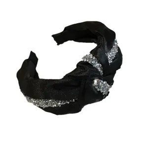 Elegante diadema de tela negra con nudo y tiras de strass brillantes para el cabello