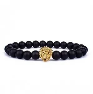 Gedetailleerd weergave van zwarte kralen armband met een prachtige gouden leeuwenkop bedel.