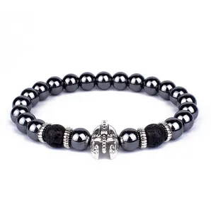 Detailopname van de elegante zwarte kralenarmband met een zilveren spartaans helmbedeltje.