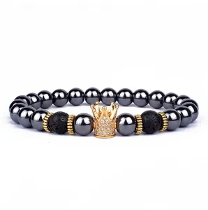 Detailopname van de lavasteen en metalen kralenarmband met schitterende kroonhanger.