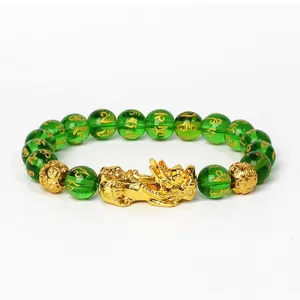 Bracelet en perles vertes avec charm Pixiu doré et inscription de mantra élégant