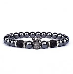 Gedetailleerde opname van de prachtige kralenarmband met lavastenen en een kroon.